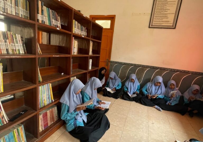 Perpustakaan Terbengkalai di Bilapora Kembali Hidup Berkat KKN UA