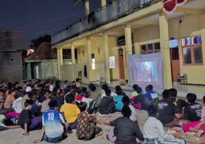 Lewat Nobar, Santri Al-Karimiyyah Braji Perkuat Kebersamaan