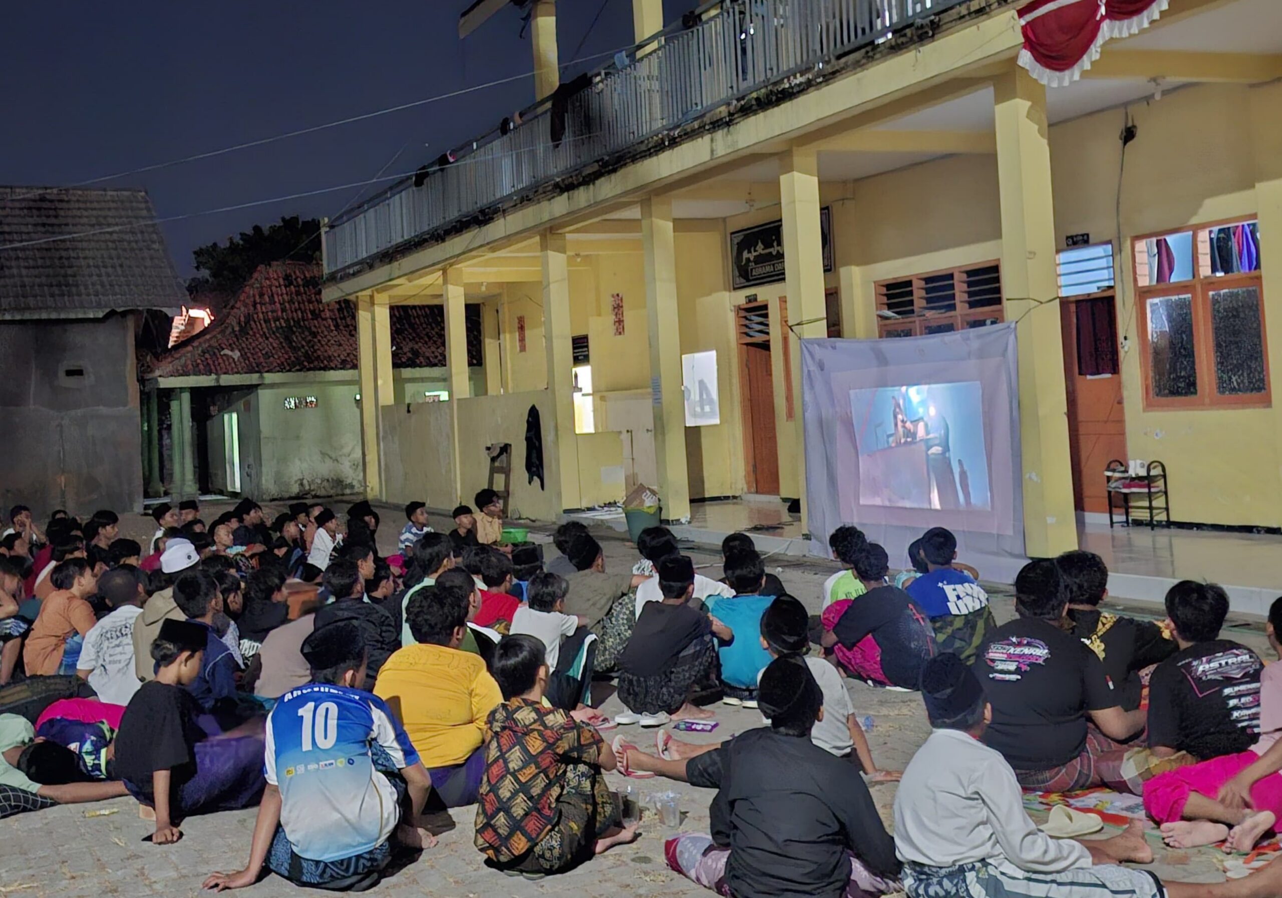 Lewat Nobar, Santri Al-Karimiyyah Braji Perkuat Kebersamaan